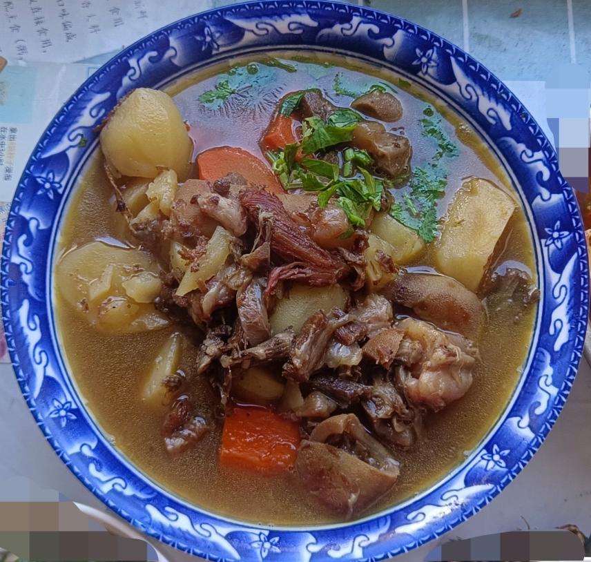 筋头巴脑（就是带肉的牛蹄筋）炖红萝卜土豆（比外面买成品实惠很多）