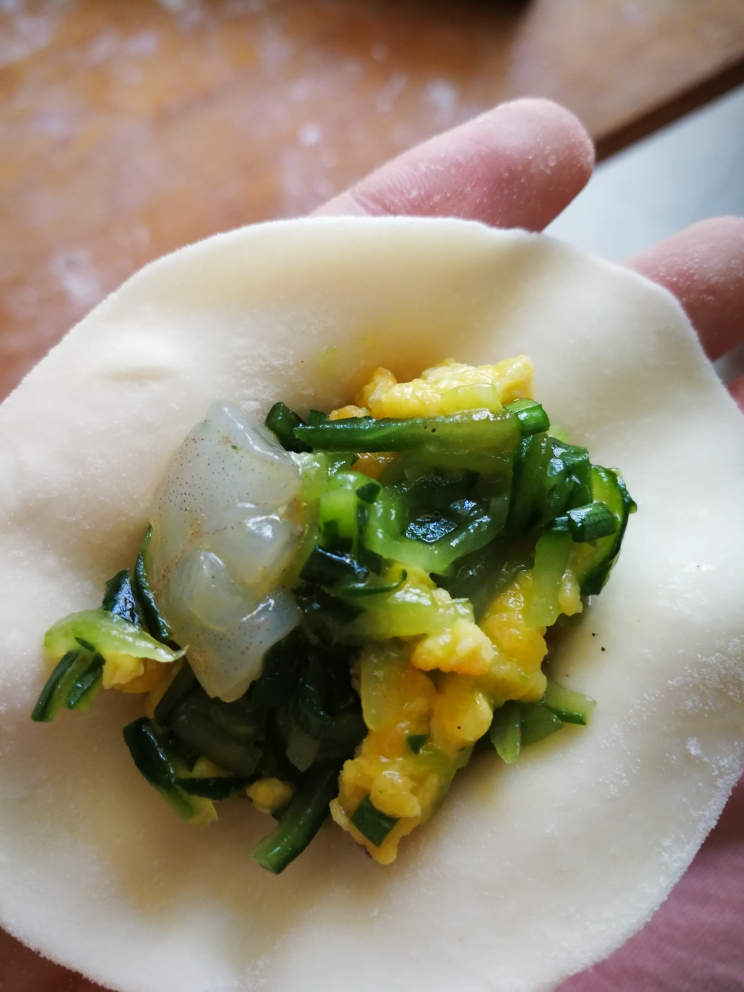 黄瓜虾仁鸡蛋水饺的做法 步骤1
