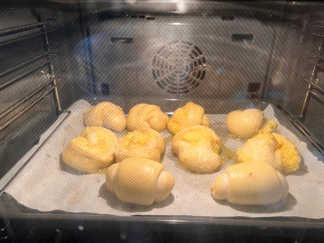 椰蓉小餐包。柔软拉丝，椰香浓郁