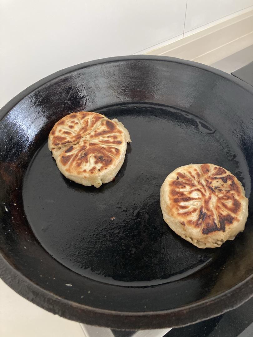 烫面韭菜鸡蛋粉条馅饼🥙，鲜美得停不下来！