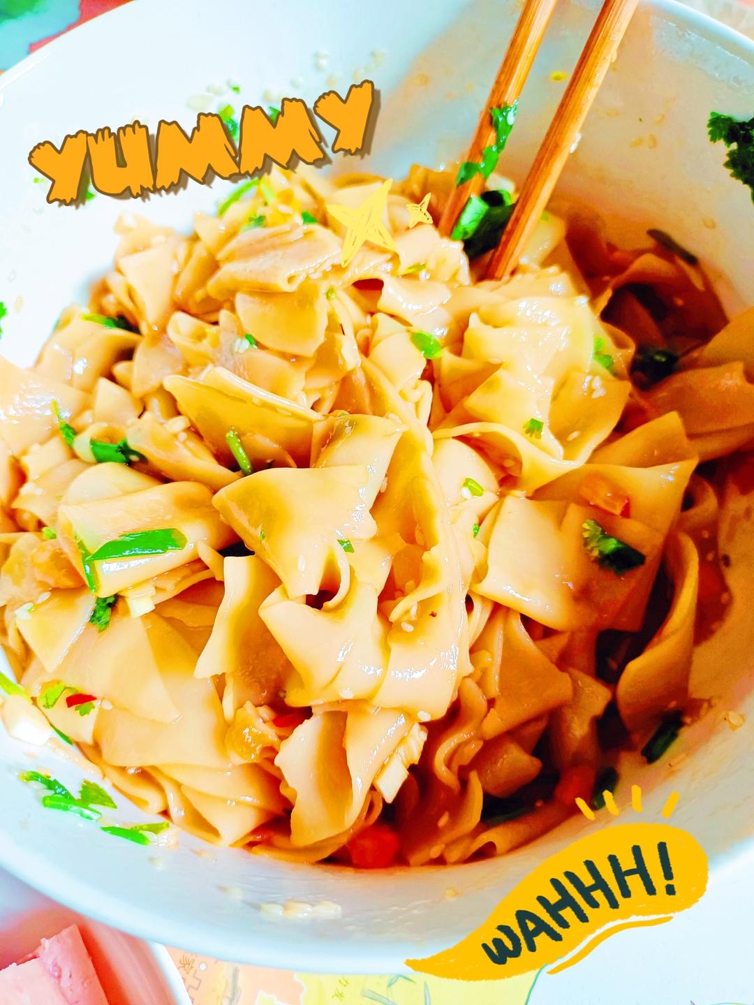 吃剩下的饺子皮用来做油泼面！好吃到流泪