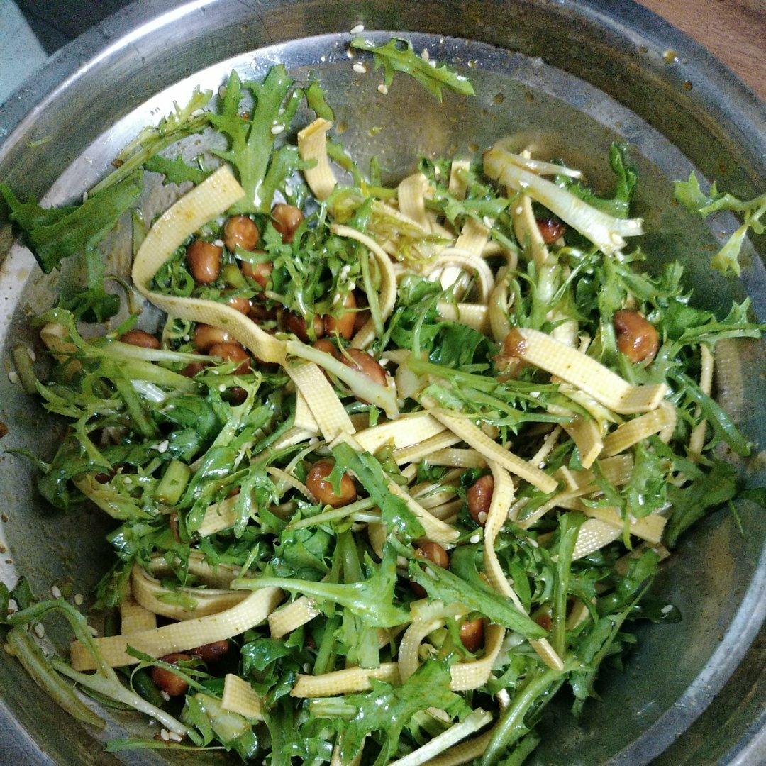 超级简单好吃的凉拌豆皮黄瓜苦菊清爽好吃一盘吃不够