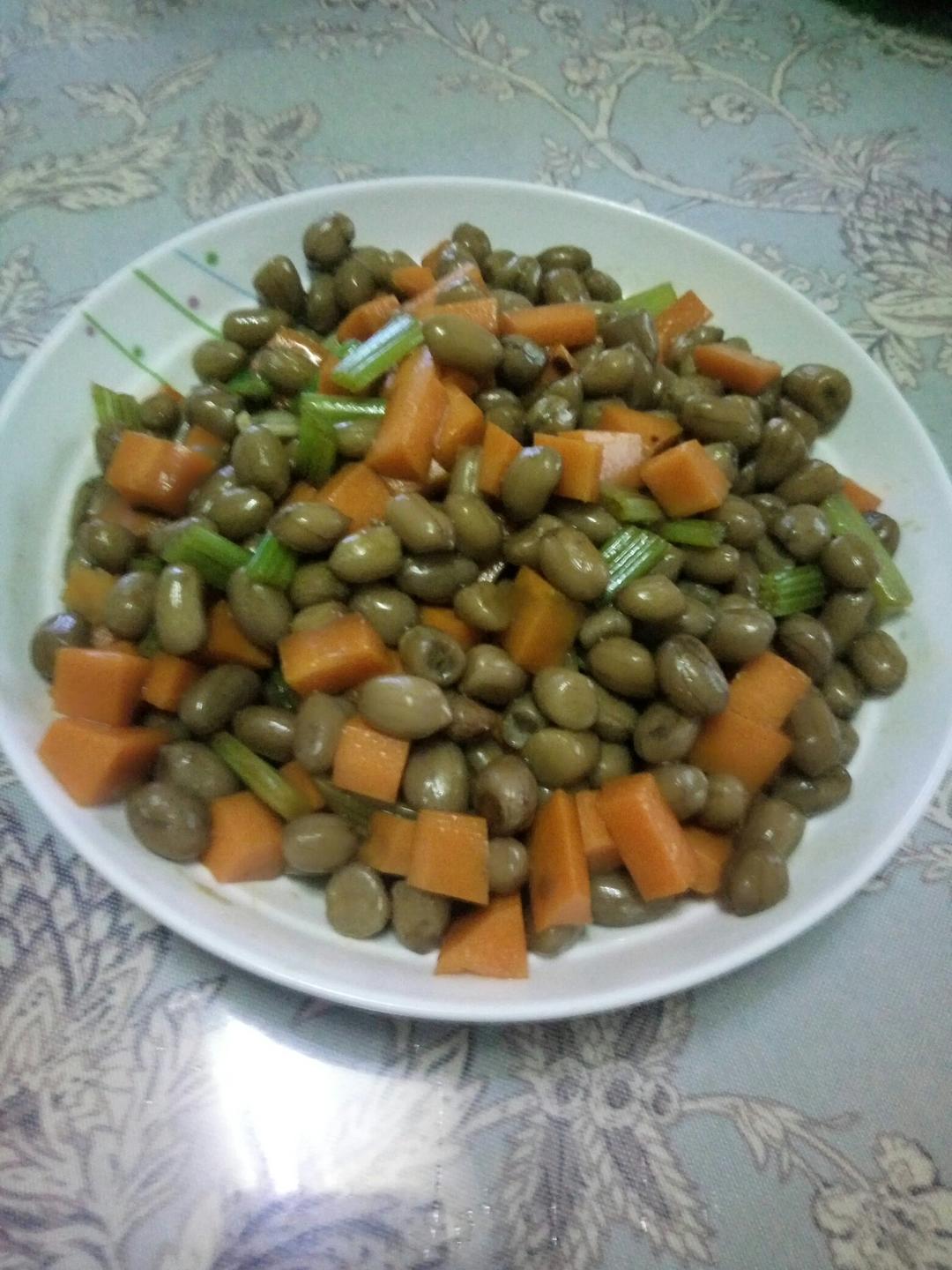 凉拌芹菜花生米胡萝卜