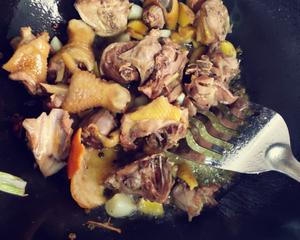 砂锅焖土鸡的做法 步骤5