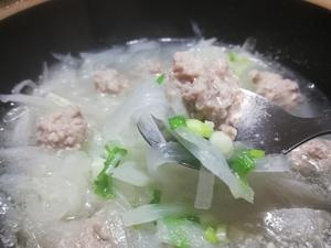 萝卜肉丸汤，晶莹剔透的萝卜丝，鲜嫩的肉丸，汤汁鲜美。的做法 步骤9