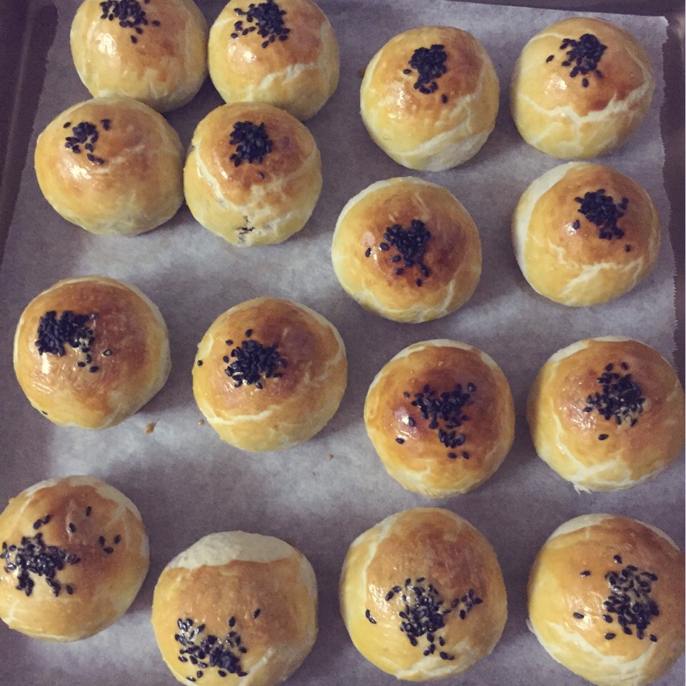 蛋黄酥 Danhuangsu