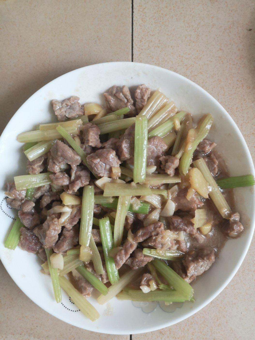牛肉炒芹菜(不老不柴嫩滑多汁)