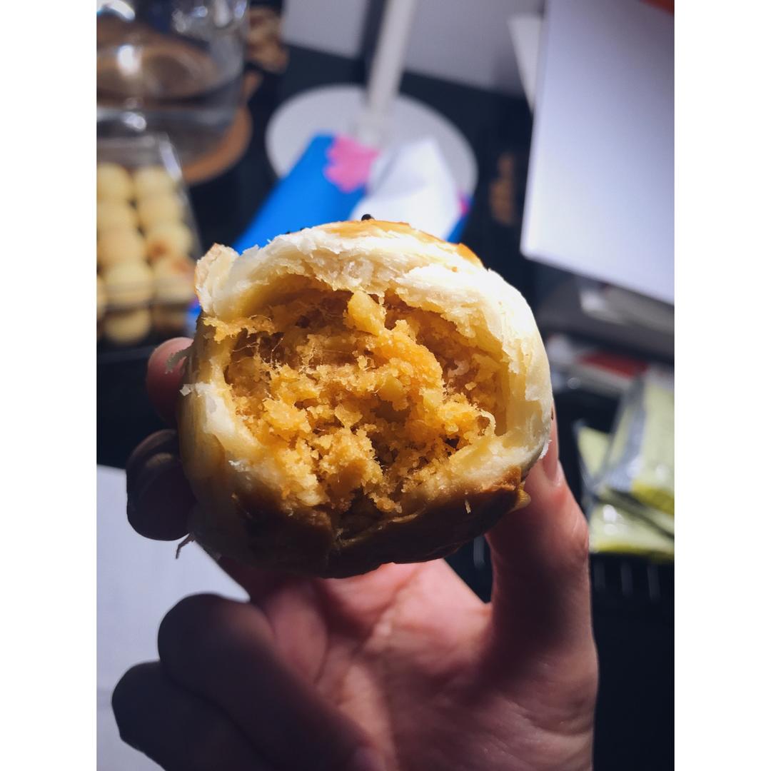 【肉松蛋黄酥】 酥香四溢
