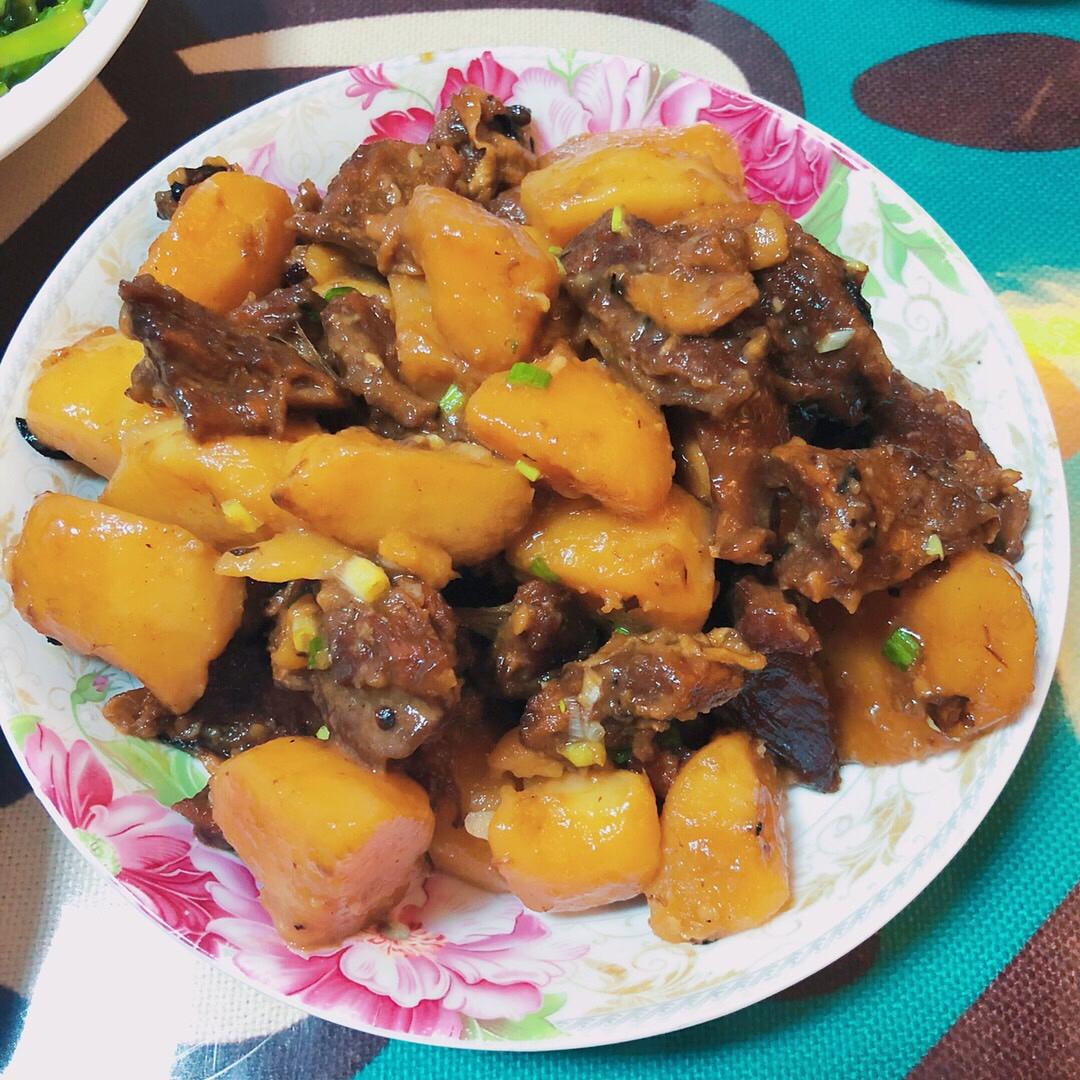 胡萝卜土豆烧牛腩