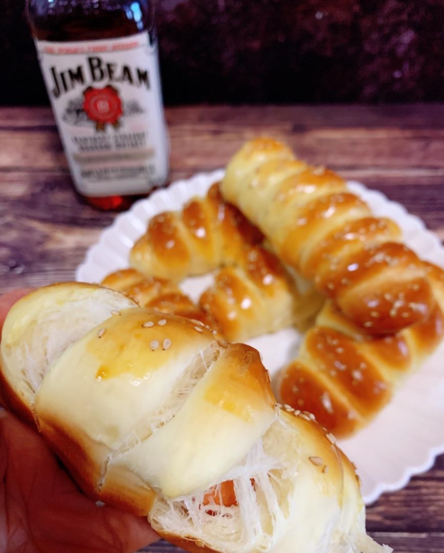 传统脆皮肠面包热狗肠仔包早餐低油低糖无需手套膜拉丝松软烤箱版毛毛虫