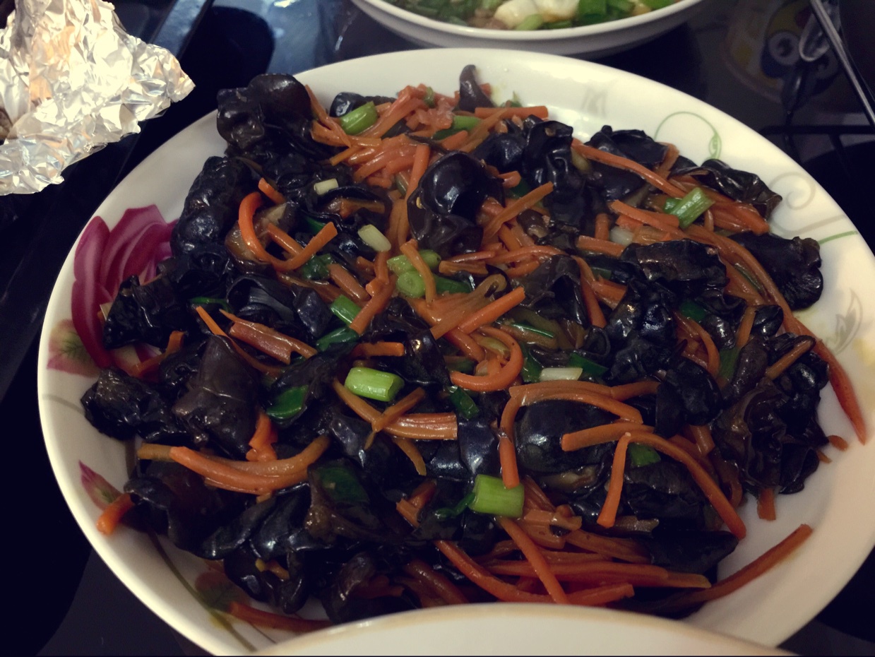 胡萝卜香菇炒木耳