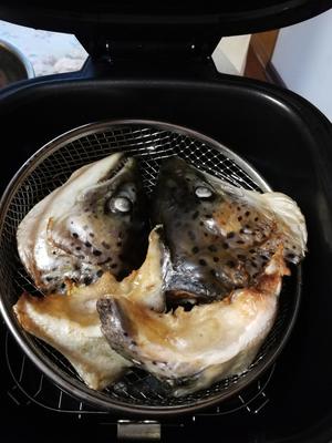 干煎三文鱼头的做法 步骤2