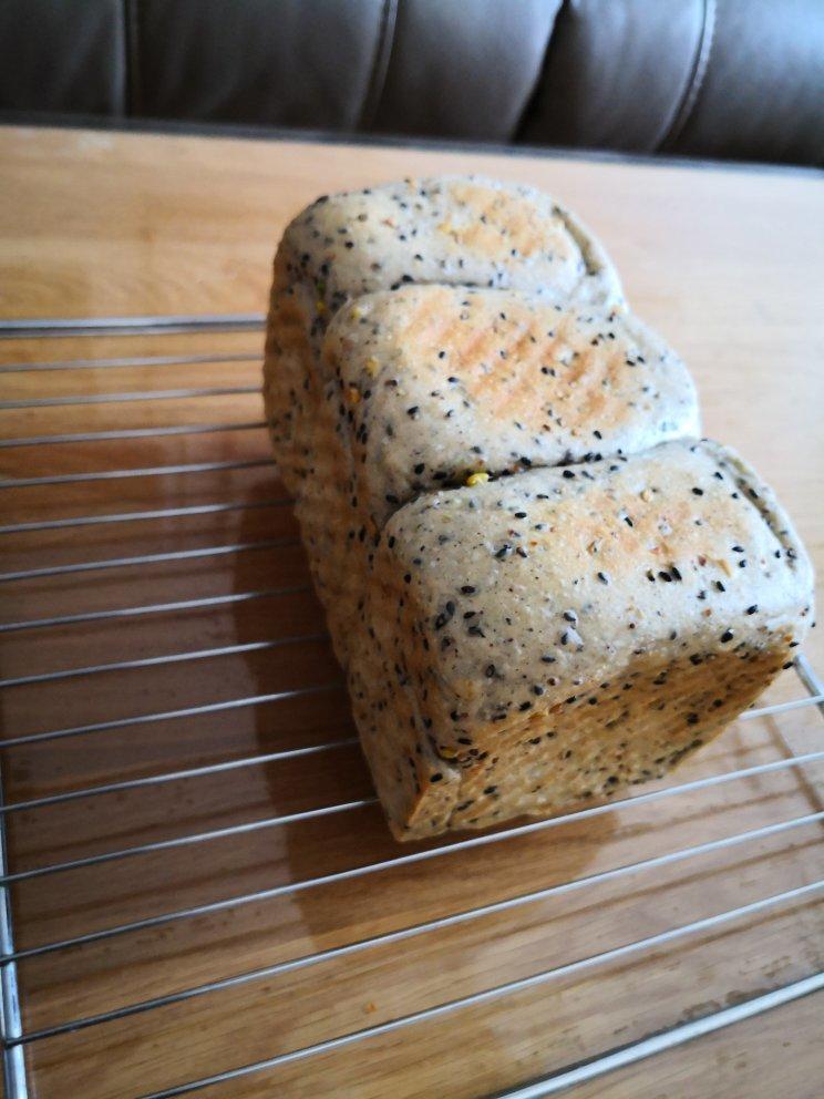 100%全麦酸奶黑芝麻吐司