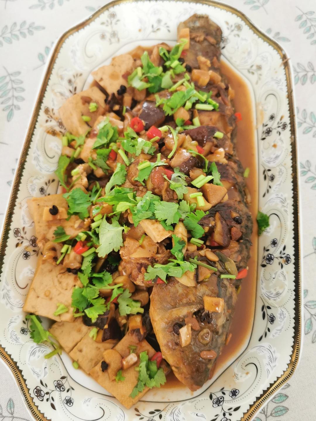 厨师长教你：“干烧鲤鱼”的家常做法，汤汁郁浓，肉嫩软糯