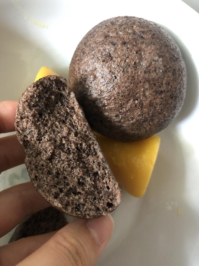 黑全麦粉馒头