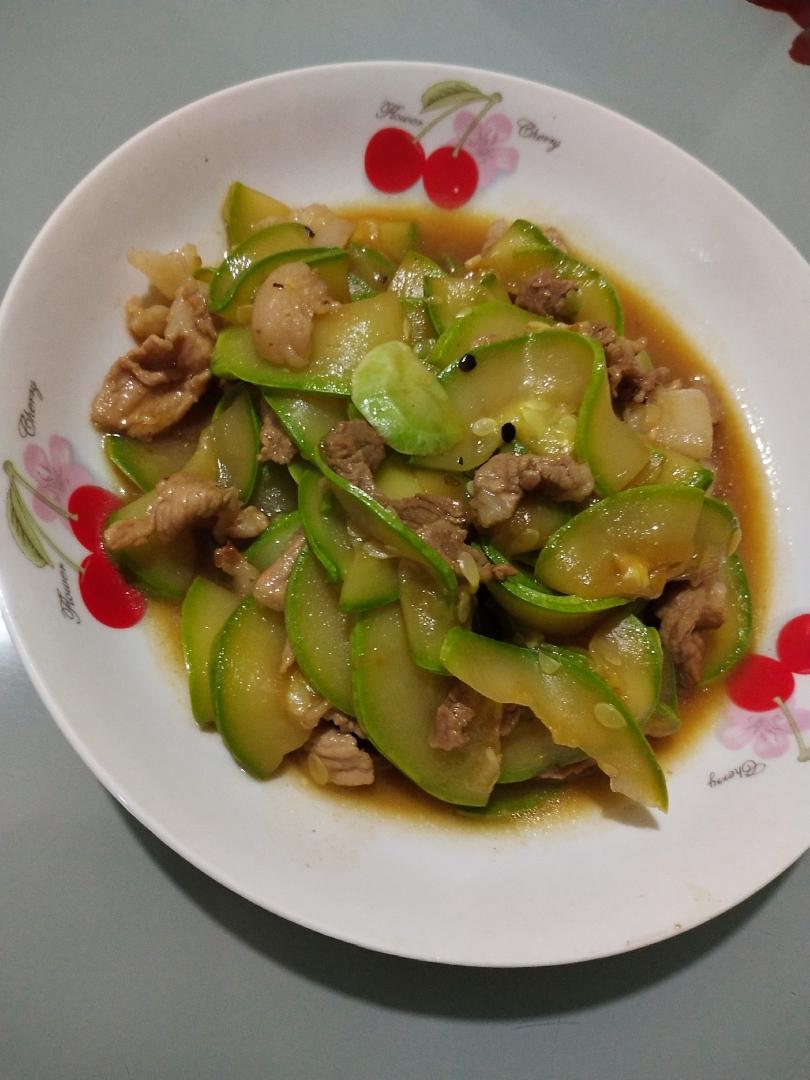 〈西葫芦炒肉〉，家庭菜。欣小厨 😉的做法
