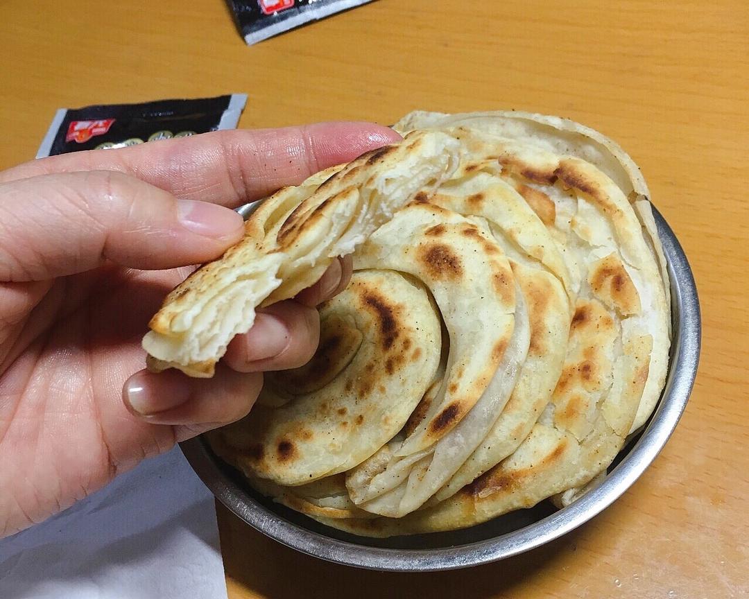 没包完的饺子皮不要浪费了，不用擀5张一卷，煎成油饼，刷点酱吃掉吧！的做法