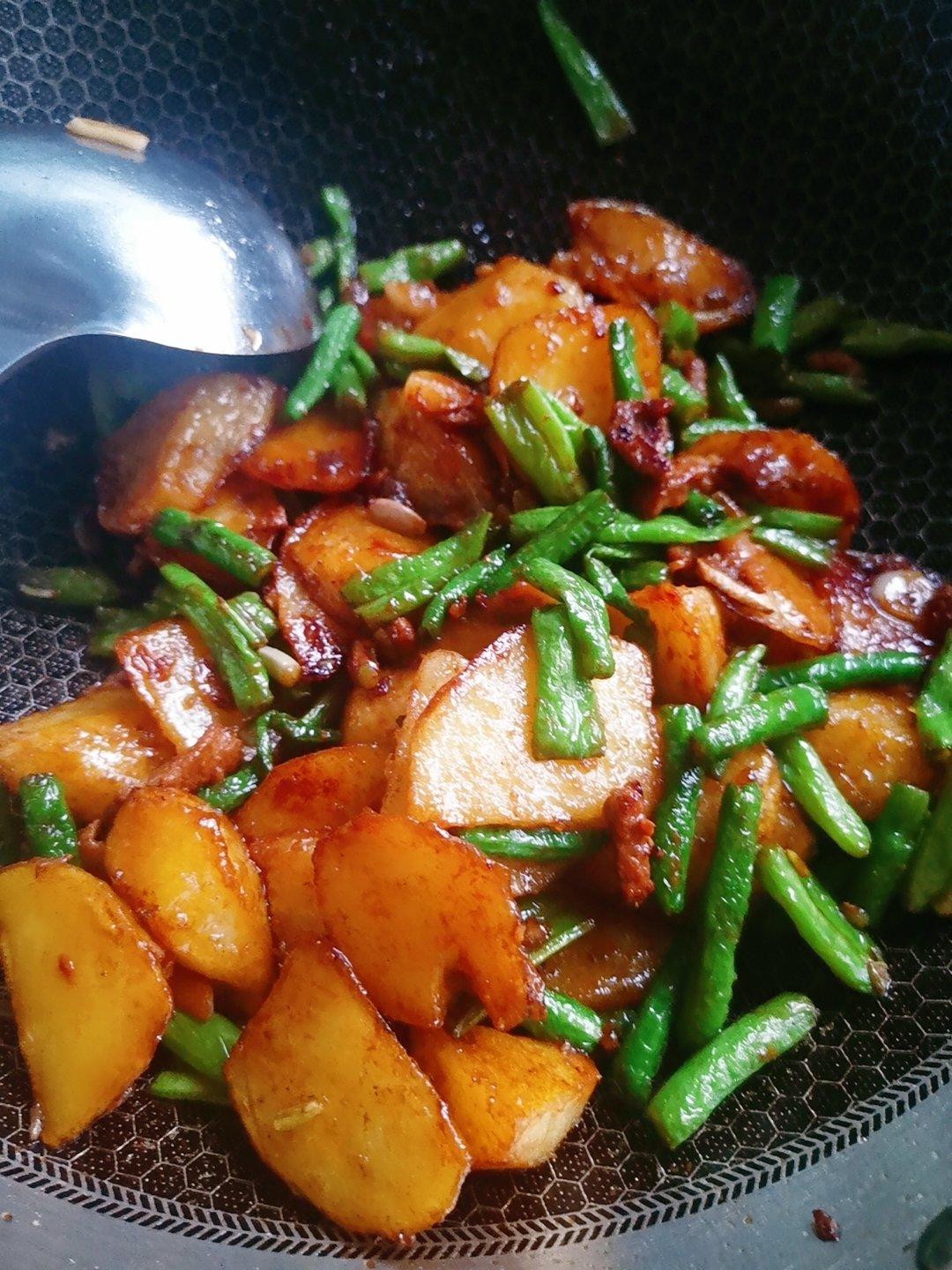 豆角和土豆才是完美搭配，好吃又下饭，连吃三天都不腻