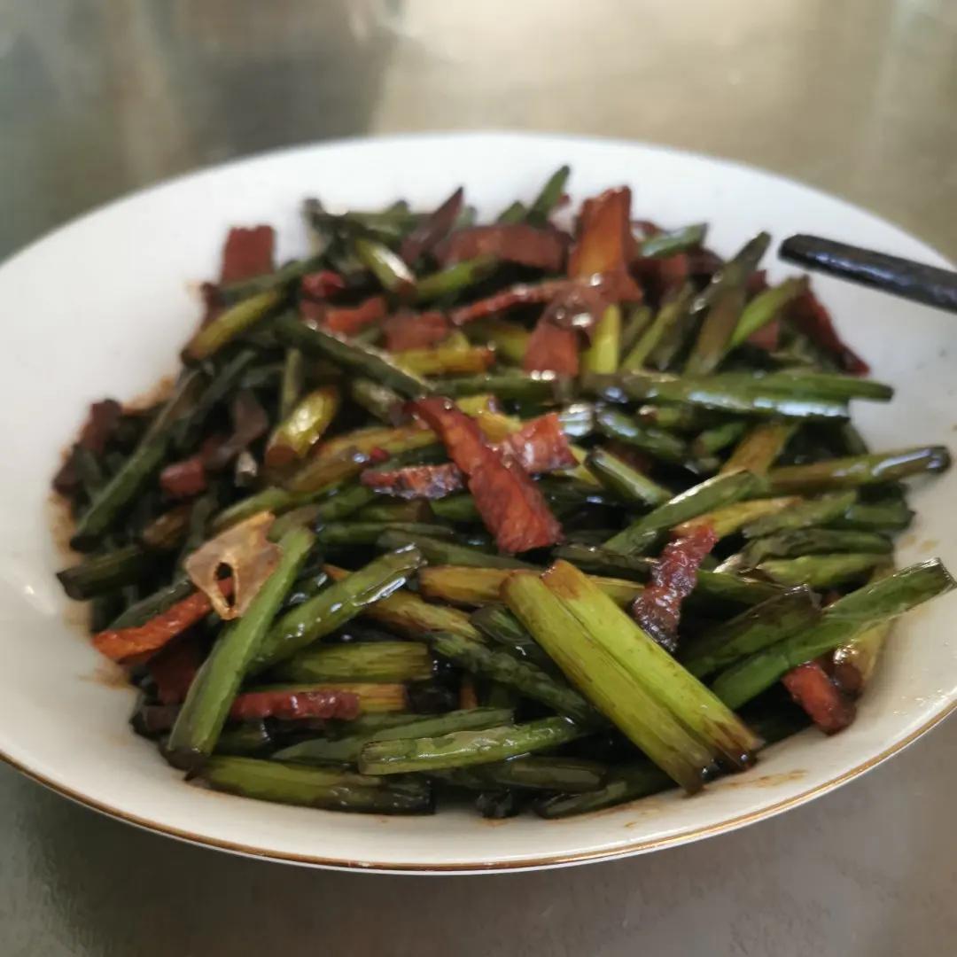 超级下饭的一道菜蒜苔炒风干腊肉