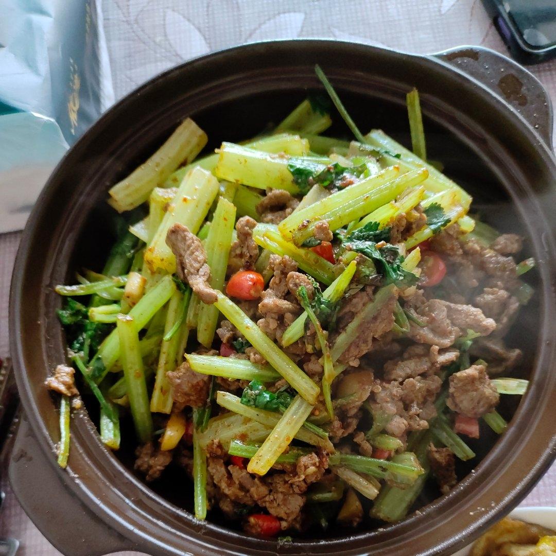 下饭神器又来了，试试这道芹菜炒牛肉！！