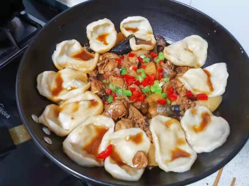 不需要酱油的铁锅鸡+贴饼
