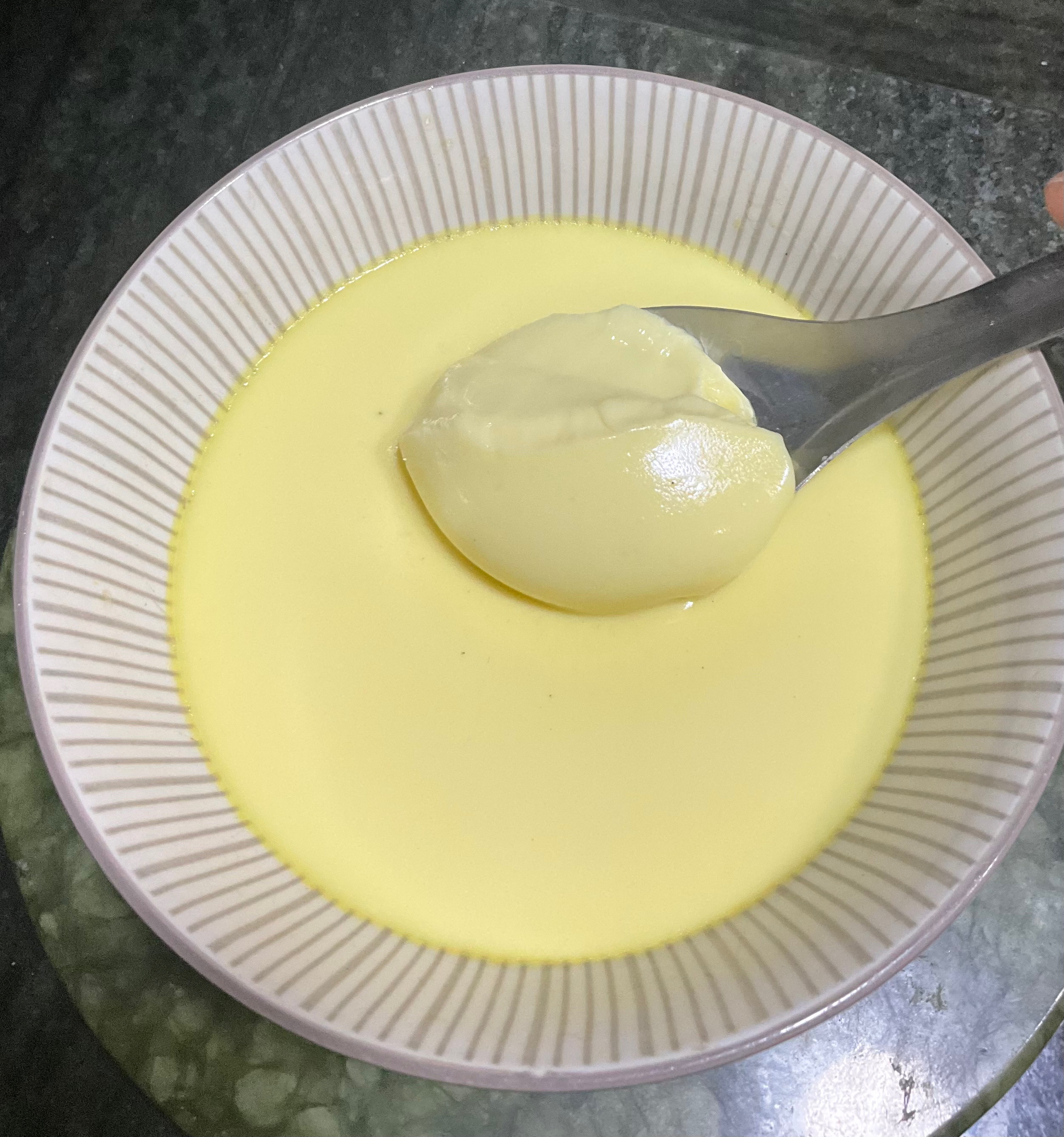 滋润嫩滑的牛奶炖蛋