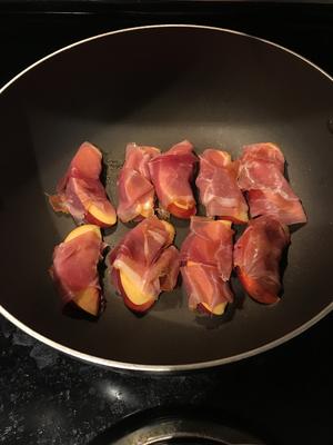 意外好吃的暗黑料理：意大利熏火腿（prosciutto)裹黄桃色拉的做法 步骤4