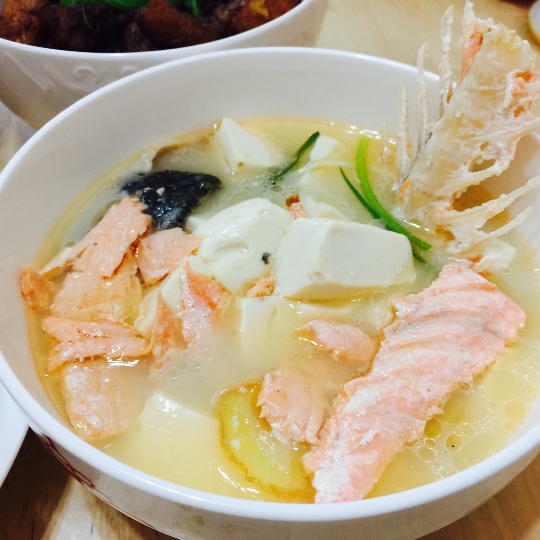 三文鱼骨豆腐汤