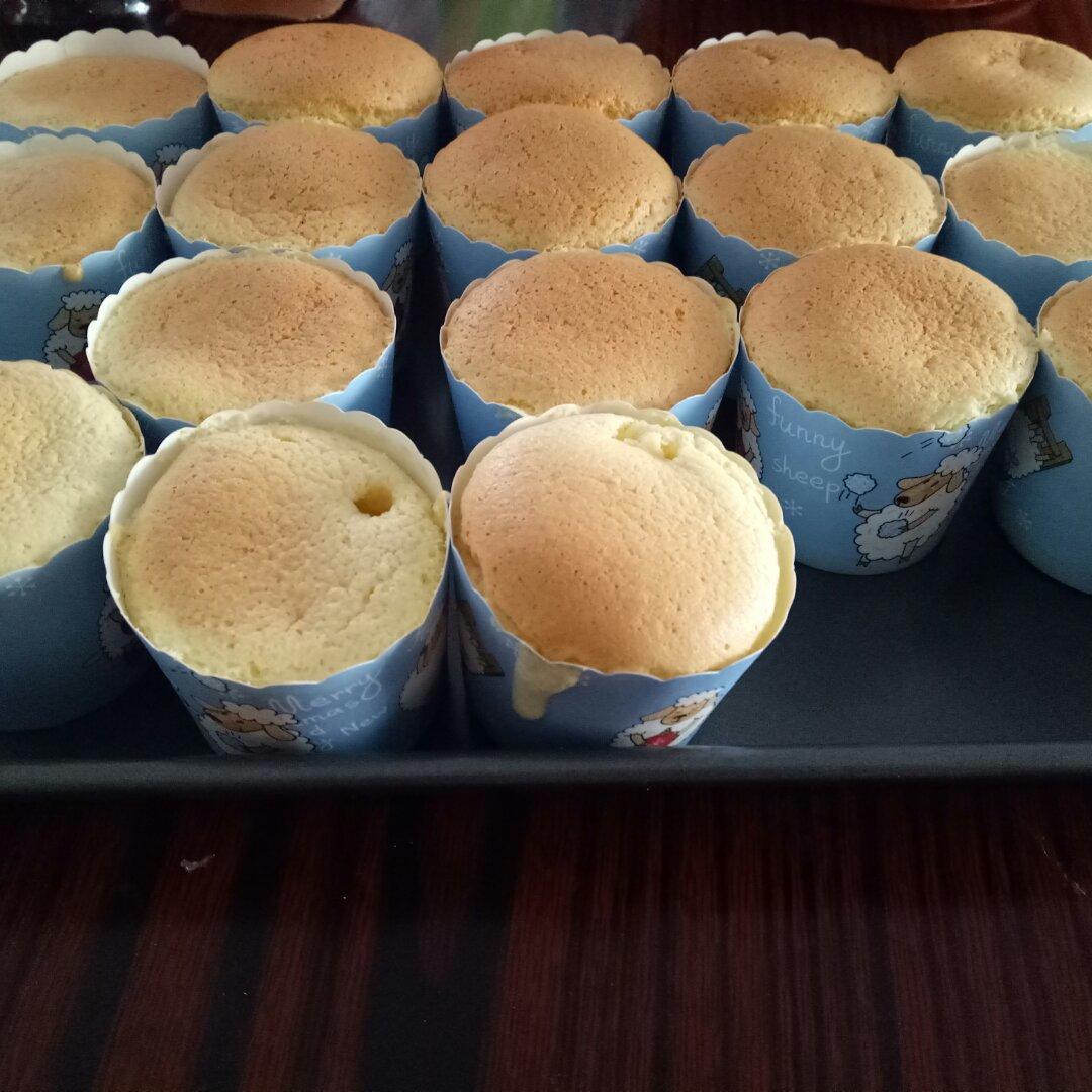 软绵绵戚风纸杯蛋糕