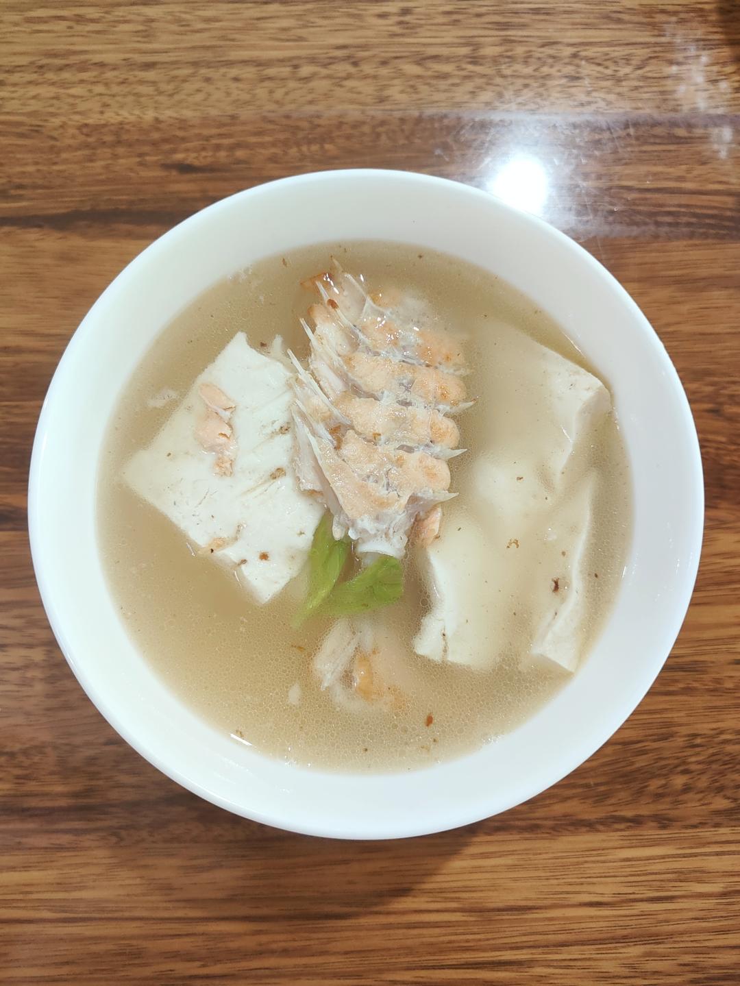 儿童补钙-三文鱼骨豆腐汤