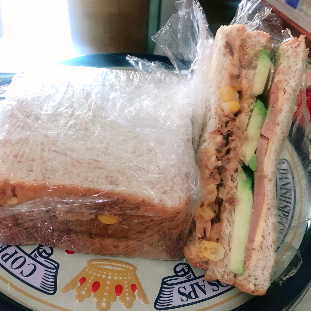 金枪鱼牛油果三明治