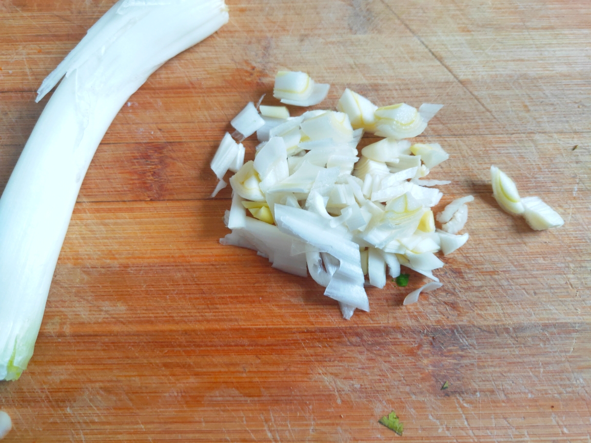 年夜饭必备的简单快手家常菜：韭菜炒豆腐的做法 步骤3