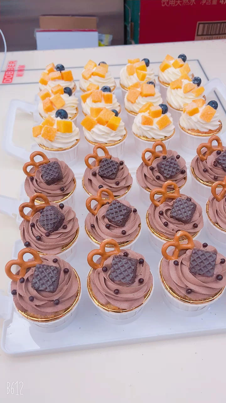 圣诞节纸杯蛋糕，软萌可爱超好吃，附不开裂纸杯配方