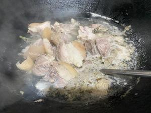 猪蹄髈花生藕汤的做法 步骤6