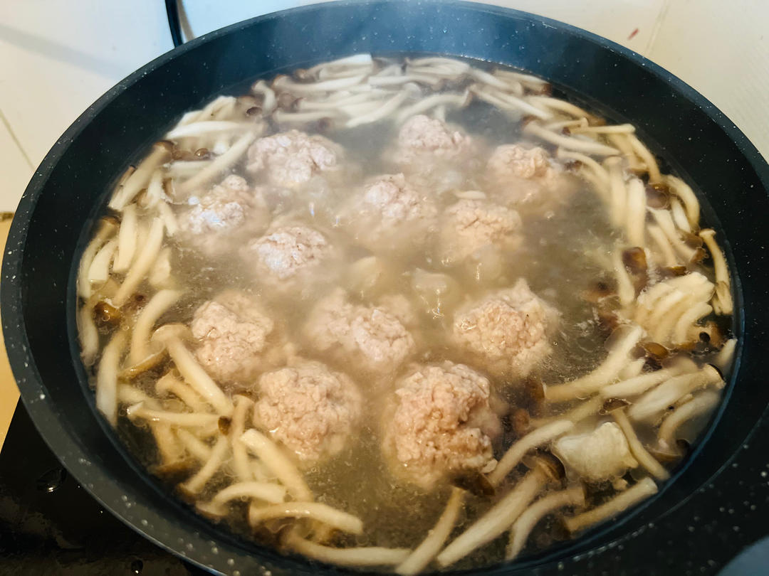 超级鲜既好做的海鲜菇肉圆汤