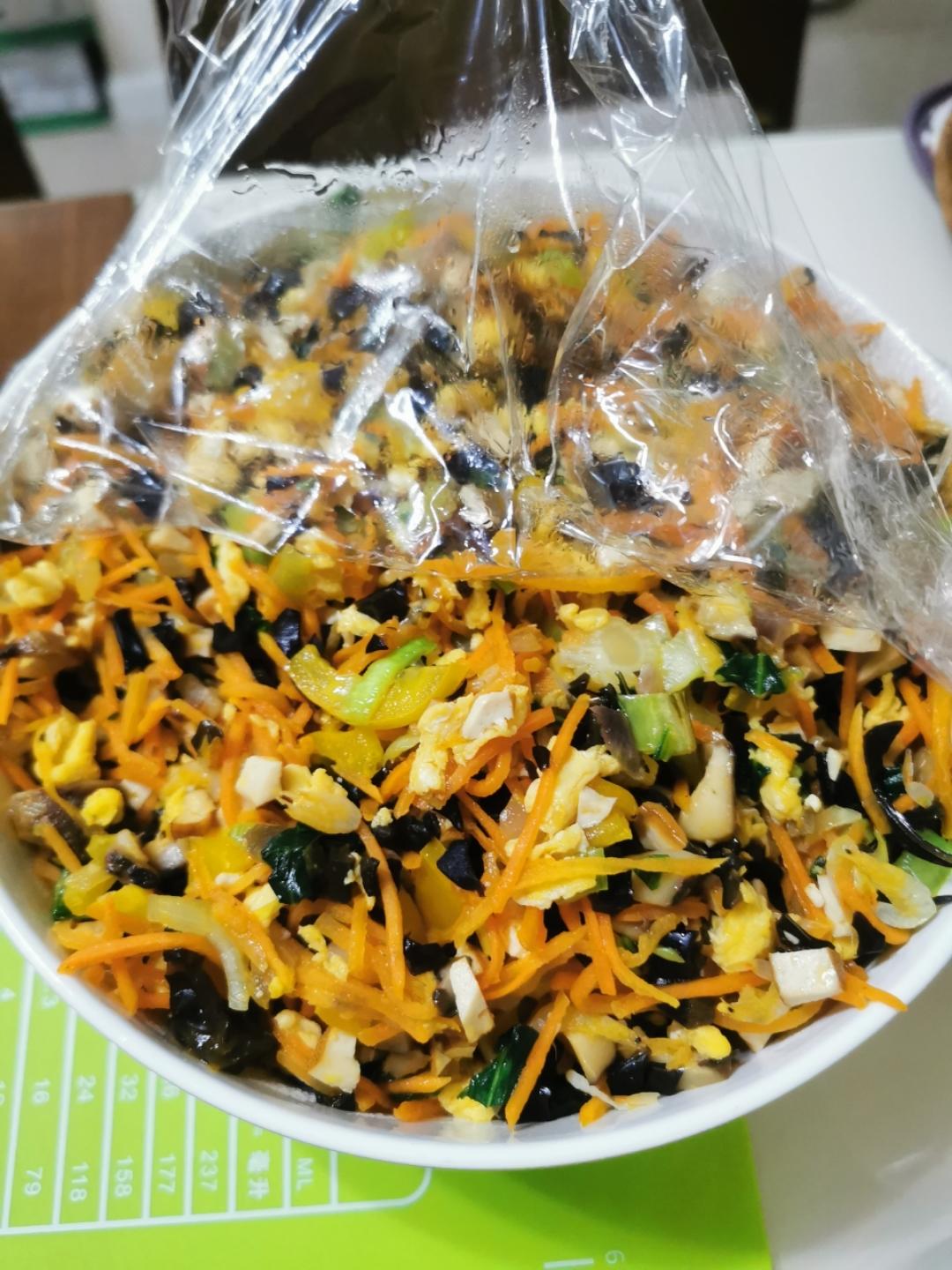 松软的素馅包子