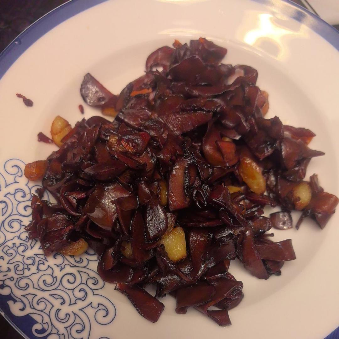 炒黑牛肝菌