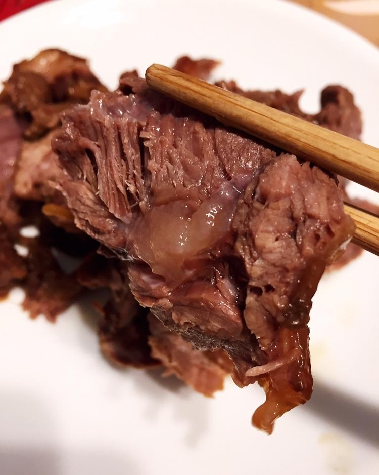 蹦跳萝卜做的古法酱牛肉   油酥火烧