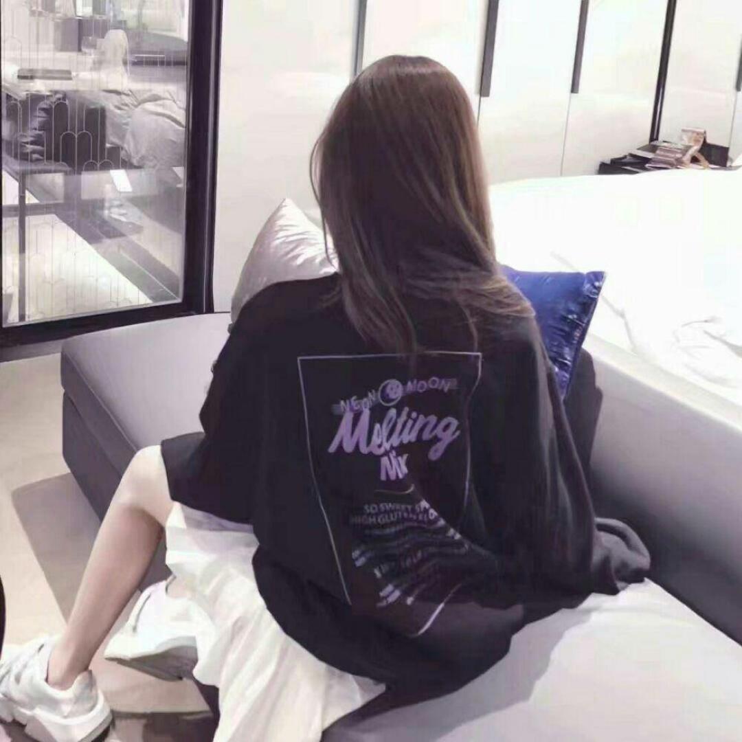 一只躲在墙角的猫