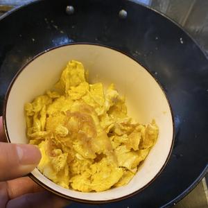 舌尖上的美食の丝瓜蘑菇炒鸡蛋的做法 步骤11