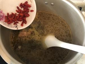 鱼胶天麻红枣土鸡汤的做法 步骤5