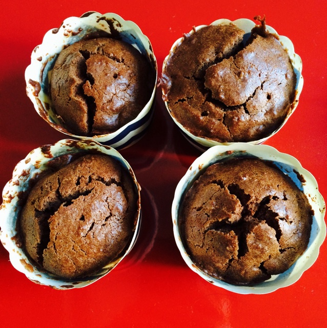 超润巧克力纸杯蛋糕（非常适合裱花、盖糖皮的cupcake方子）