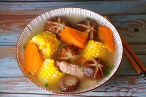 香菇玉米胡萝卜排骨汤营养健康的做法 步骤7