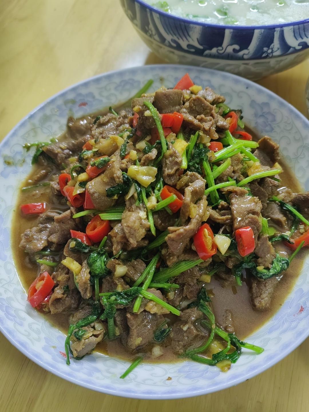 香菜炒牛肉，香辣下饭，爱吃香菜的朋友看过来，拌饭绝了