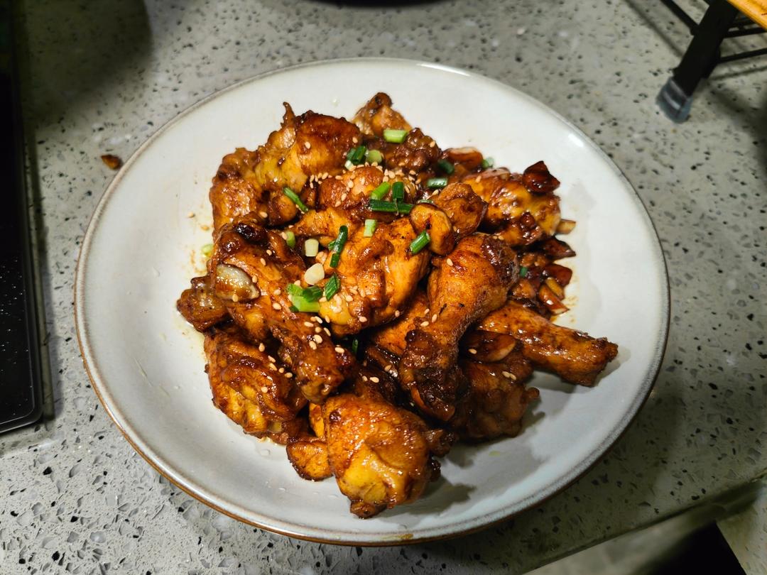 好吃到舔手指的「蒜香蜜汁鸡翅根」👍