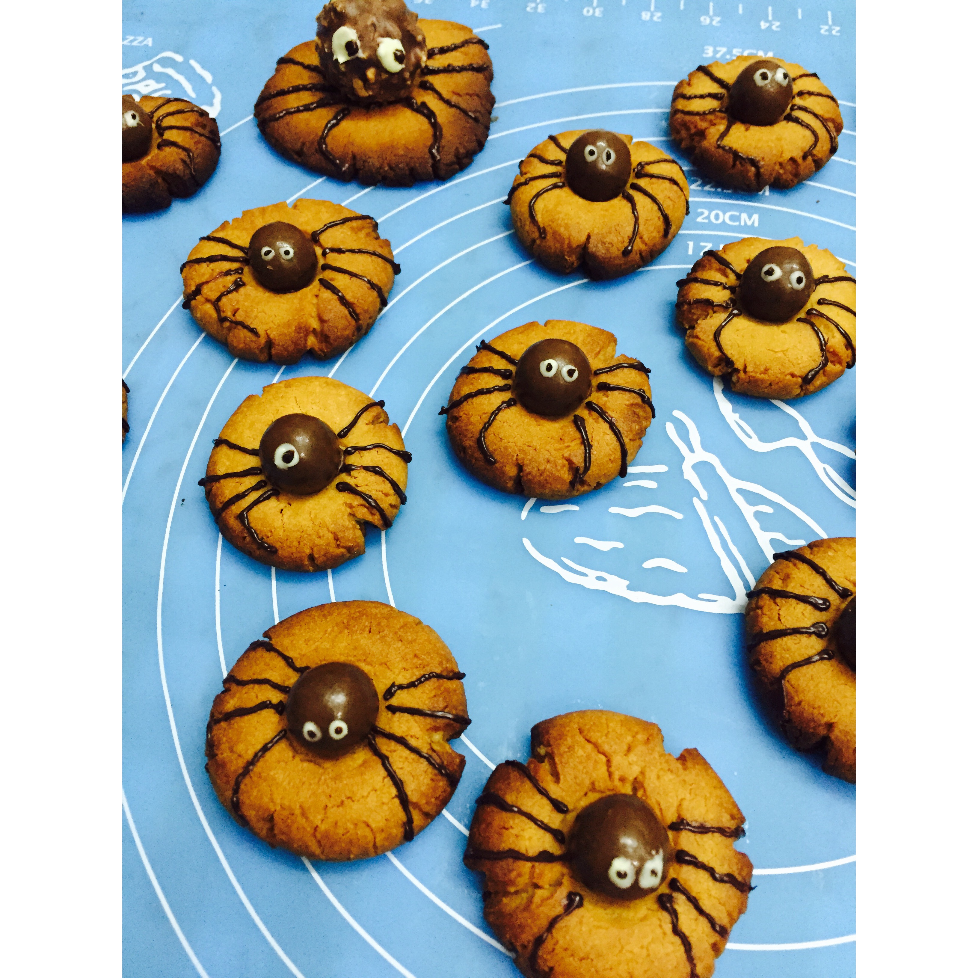 万圣节蜘蛛花生酱曲奇