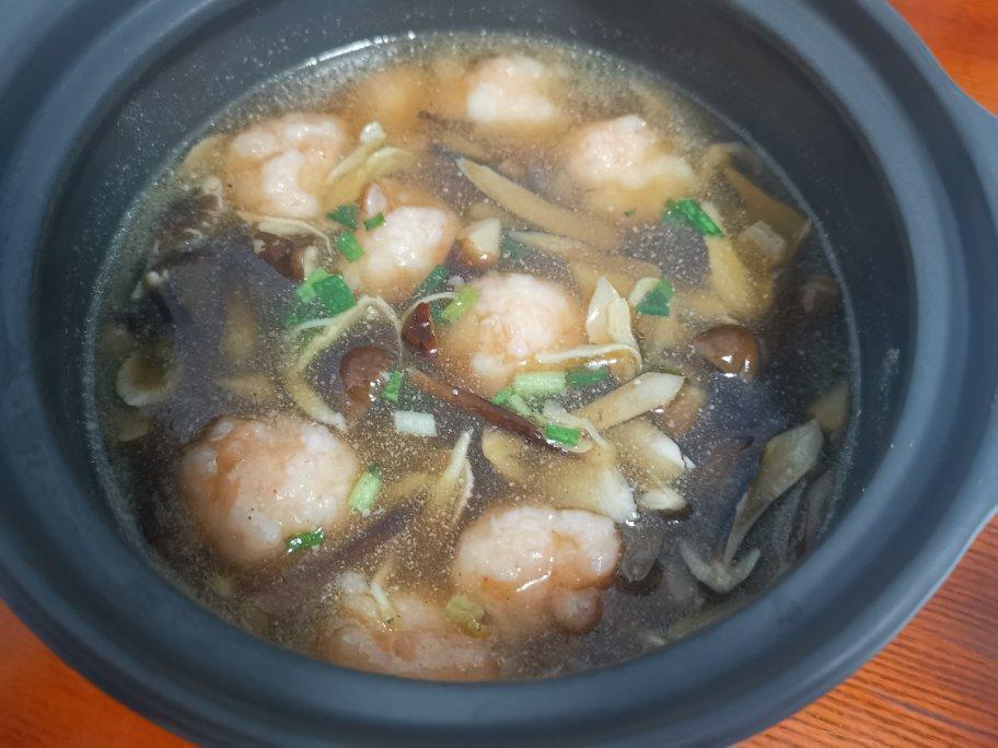 虾滑鸡枞菇肉片汤