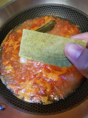 超级方便的一人食！番茄咖喱鱼糕汤的做法 步骤4