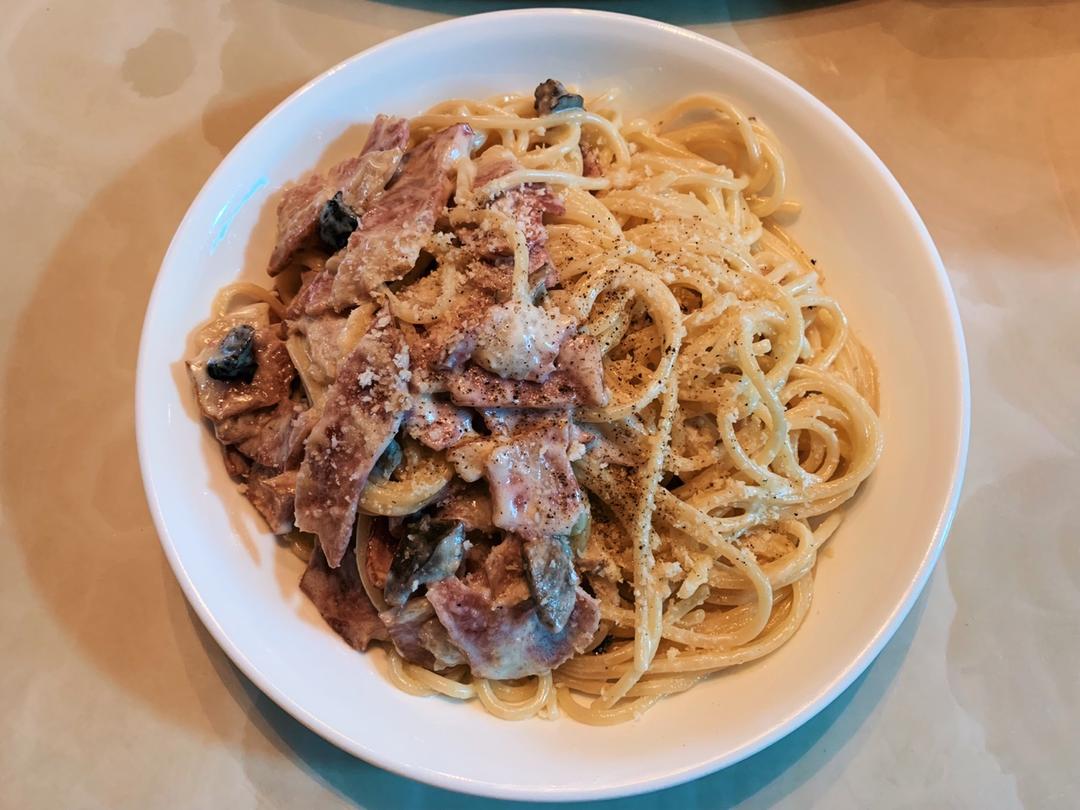 白蘑菇奶油培根意面