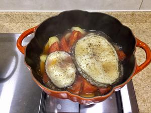 洋葱土豆（薯仔）蕃茄银雪鱼煲的做法 步骤3